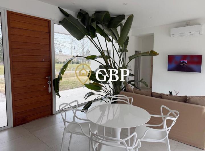 Casa · 200m² · 4 Ambientes · 2 Cocheras