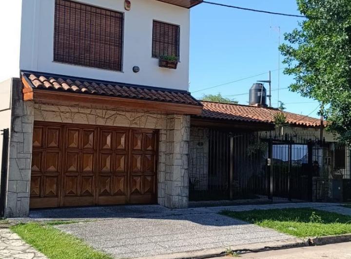 Casa · 184m² · 4 Ambientes · 2 Cocheras