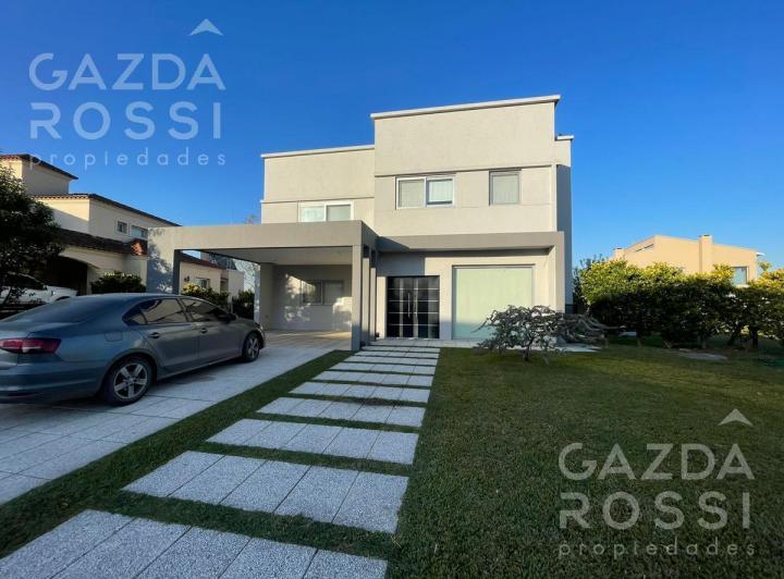 Casa · 700m² · 4 Ambientes · 2 Cocheras