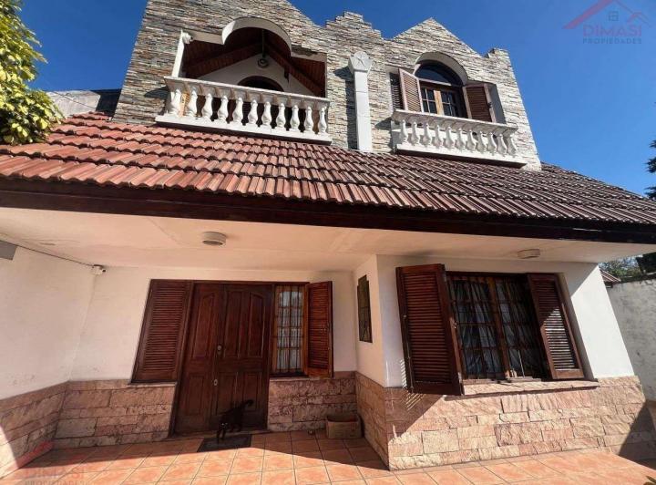 Casa · 210m² · 4 Ambientes · 2 Cocheras