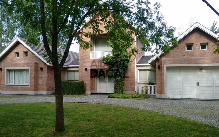 Casa · 340m² · 5 Ambientes · 1 Cochera