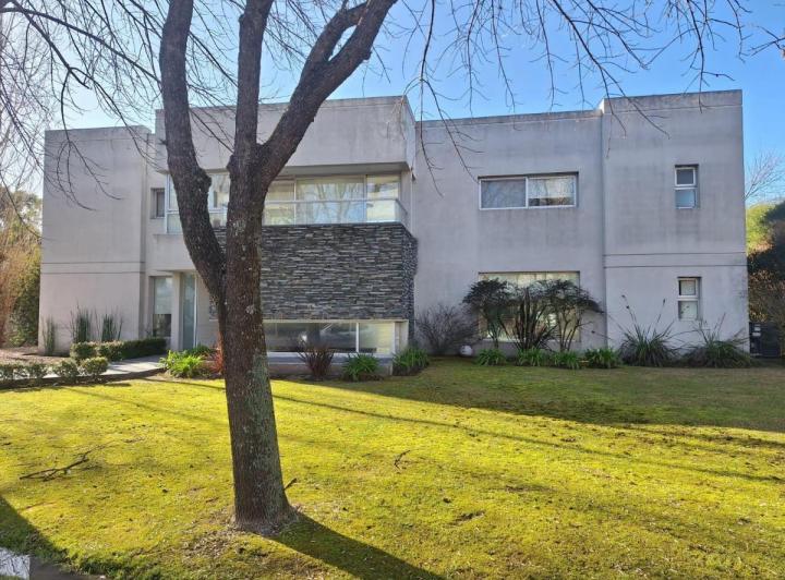 Casa · 450m² · 5 Ambientes · 3 Cocheras