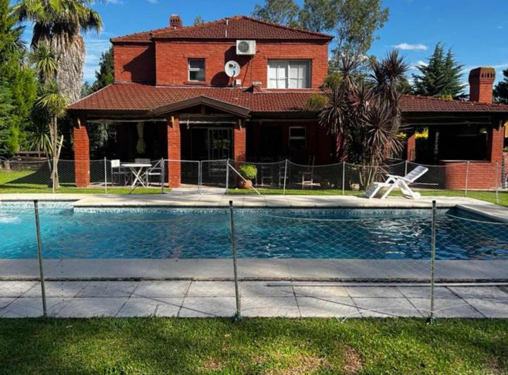 Casa · 350m² · 5 Ambientes · 4 Cocheras