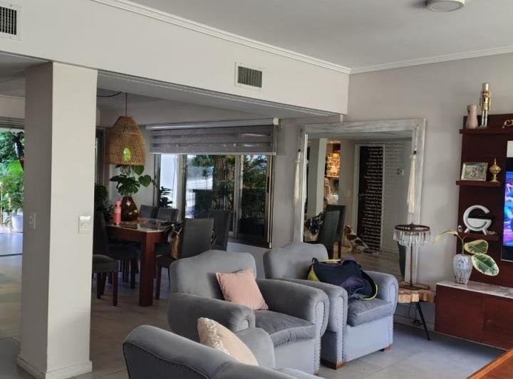 Casa · 220m² · 5 Ambientes · 2 Cocheras
