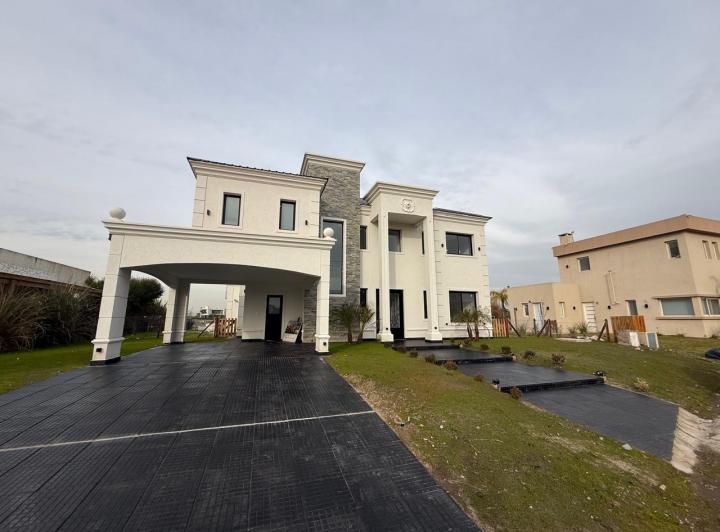 Casa · 198m² · 5 Ambientes · 1 Cochera