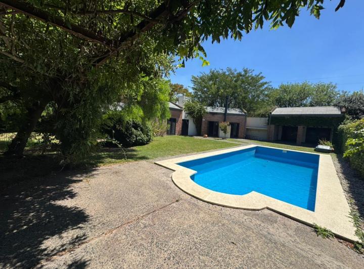 Casa · 200m² · 5 Ambientes · 4 Cocheras