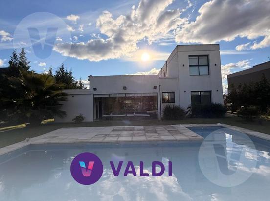 Casa · 180m² · 5 Ambientes · 4 Cocheras