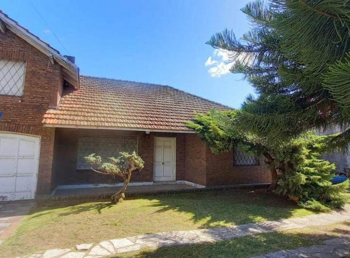 Casa · 218m² · 4 Ambientes · 1 Cochera