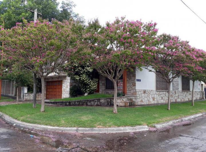Casa · 250m² · 5 Ambientes · 2 Cocheras
