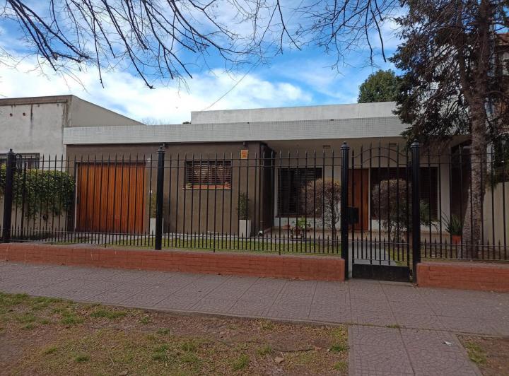 Casa · 190m² · 6 Ambientes · 1 Cochera