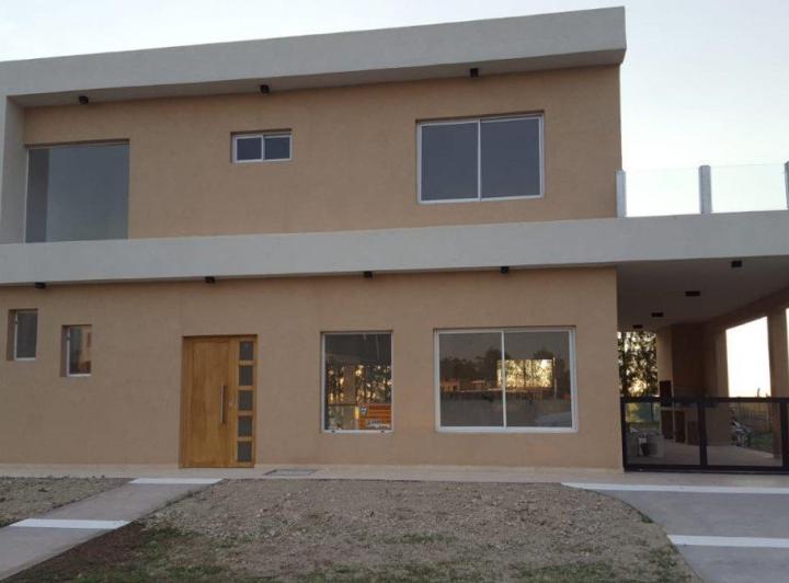 Casa · 180m² · 4 Ambientes · 2 Cocheras