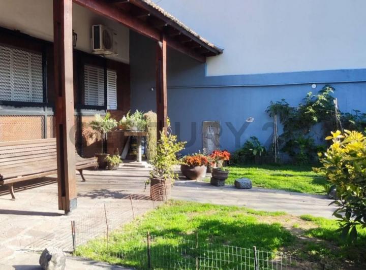 Casa · 210m² · 5 Ambientes · 2 Cocheras