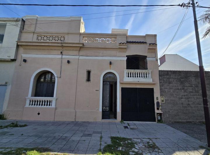 Casa · 220m² · 4 Ambientes · 3 Cocheras