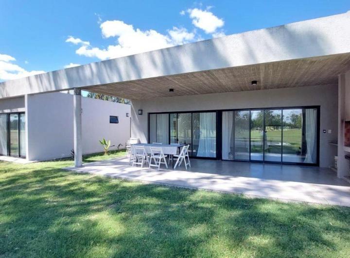 Casa · 190m² · 4 Ambientes · 4 Cocheras