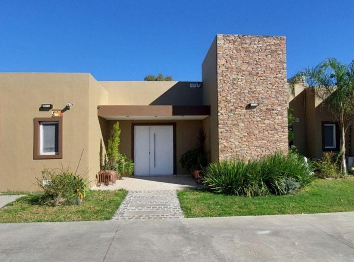 Casa · 240m² · 4 Ambientes · 2 Cocheras