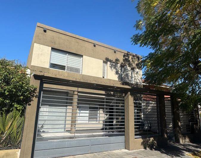Casa · 200m² · 4 Ambientes · 1 Cochera