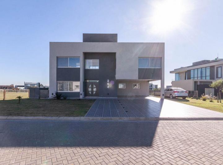 Casa · 199m² · 5 Ambientes · 2 Cocheras