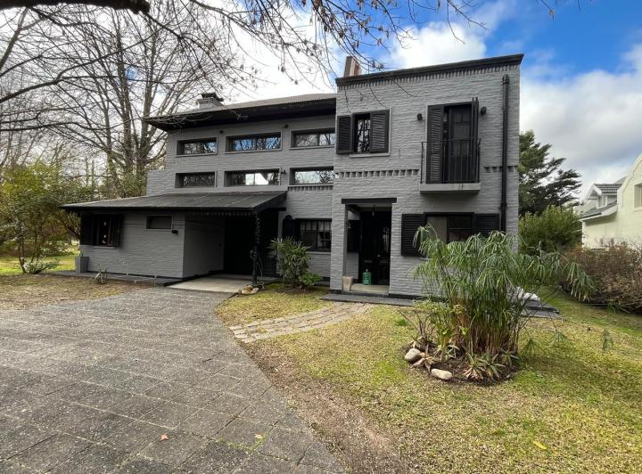 Casa · 223m² · 5 Ambientes · 2 Cocheras