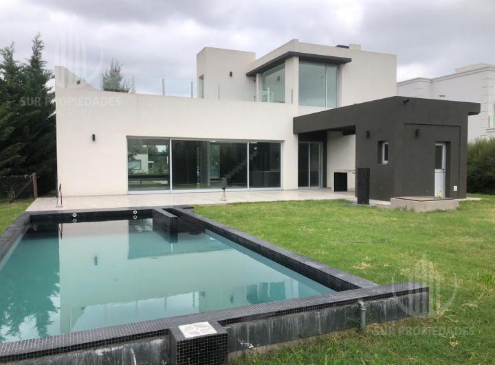 Casa · 900m² · 4 Ambientes · 2 Cocheras