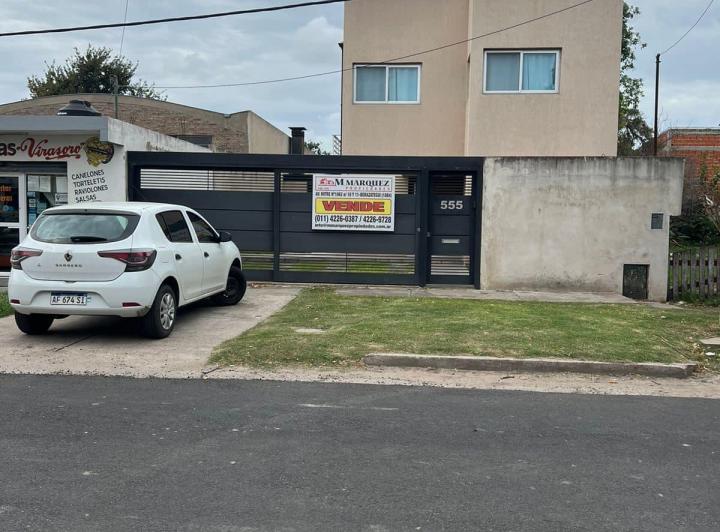 Casa · 210m² · 6 Ambientes · 3 Cocheras