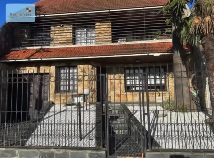 Casa · 250m² · 5 Ambientes · 2 Cocheras