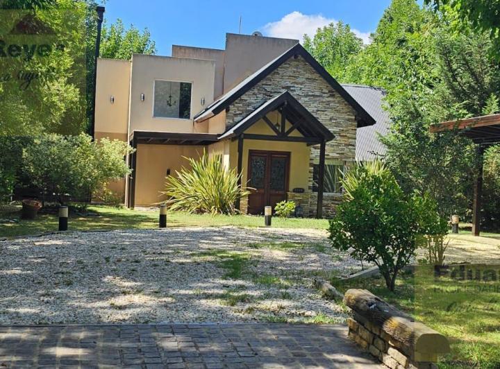 Casa · 300m² · 4 Ambientes · 2 Cocheras