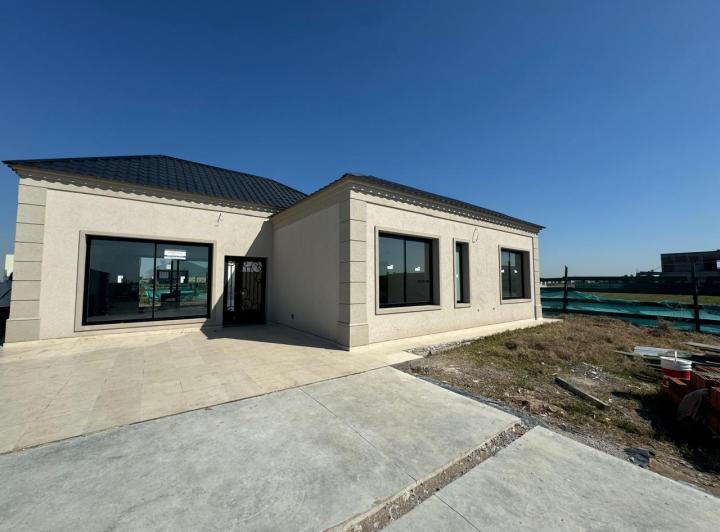 Casa · 450m² · 4 Ambientes · 3 Cocheras