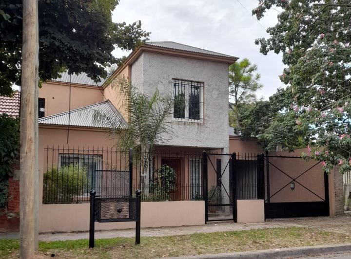 Casa · 140m² · 4 Ambientes · 1 Cochera