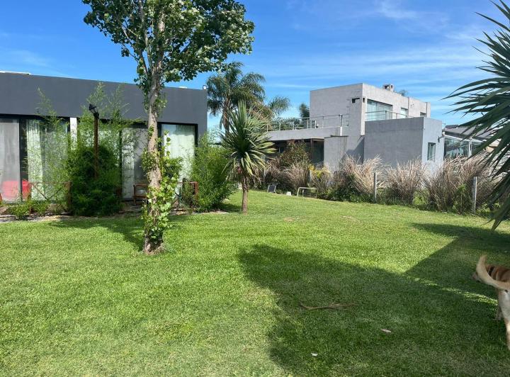 Casa · 170m² · 4 Ambientes · 2 Cocheras