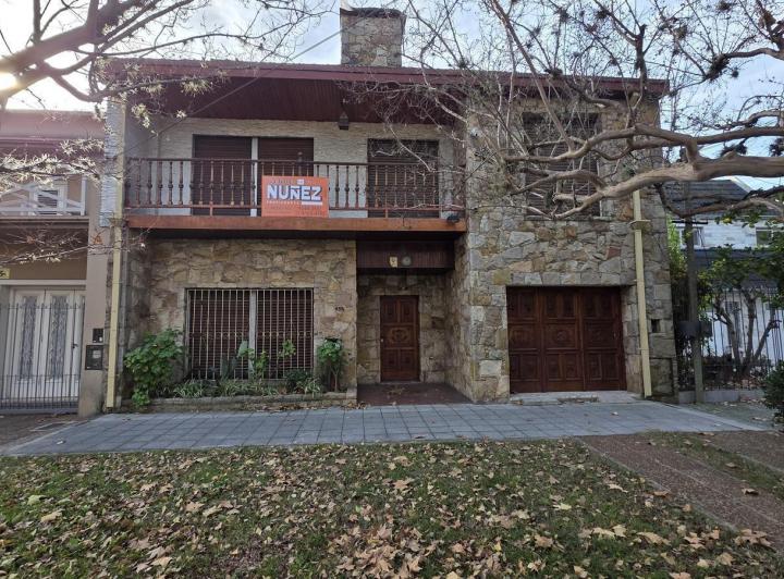 Casa · 210m² · 4 Ambientes · 1 Cochera