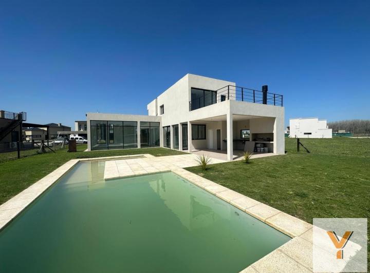 Casa · 160m² · 5 Ambientes · 2 Cocheras