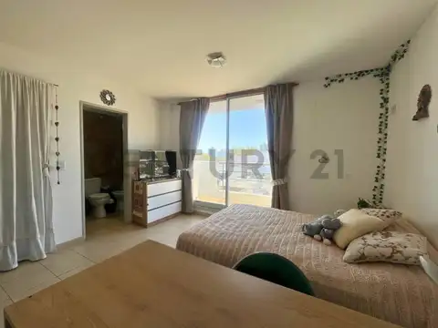 Venta monoambiente amoblado con balcón al frente en cinco esquinas, rosario