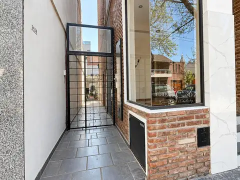 Departamento de pasillo 2 dormitorios en louedes con patio en planta baja