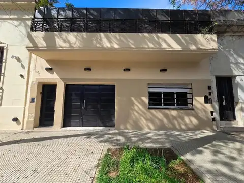 Tipo casa en alquiler de 4 ambientes con cochera y terraza.