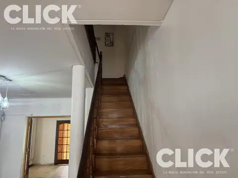Alquiler- casa en duplex de 3 pisos con patio y cochera - saavedra