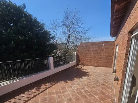 Excelente ph 2 ambientes 1ºpiso al frente - balcon aterrazado - patio - baño