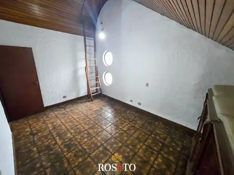 Venta casa de 6 ambientes en 3 plantas con jardín, parrilla y garaje en villa lugano - apto crédito
