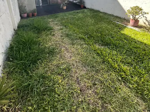 Triplex al frente con cochera, jardín, parrilla y playroom en núñez