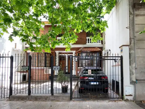Venta triplex, 6 amb, jardin, cochera, quincho.