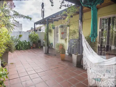Venta ph de 6 ambientes con patio, dos terrazas y cochera cubierta, flores