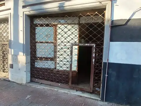 Floresta - local en venta - a pasos av. juan b. justo y próximo a segurola y centro com. avella...