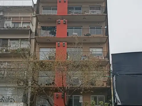 Monoambiente amplo con balcon sobre av. rivadavia.