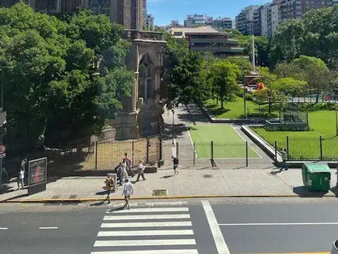 2 ambientes al frente con vista abierta a la plaza, excelente estado