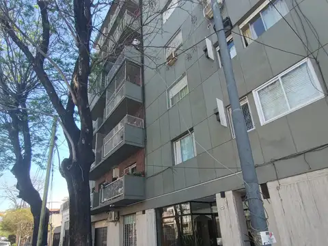 Departamento tres ambientes , con dos baños, muy bueno.