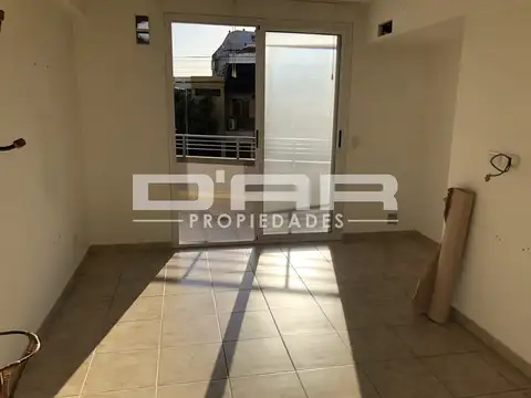 Alquiler departamento semipiso de 2 ambientes con balcón al frente y patio - donizetti 500