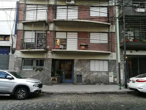 3 ambientes  contrafrente con balcon y patio a 1 rivadavia y cerca del hospital italiano