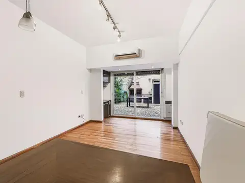 Pb al contrafrente con 50 m2 de jardín y parrilla