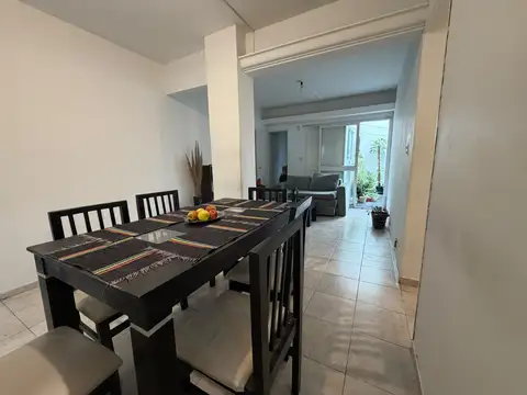 Departamento de 5 ambientes con 2 patios en planta baja.
