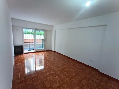 Excelente 3 ambientes y medio c/ balcón al frente