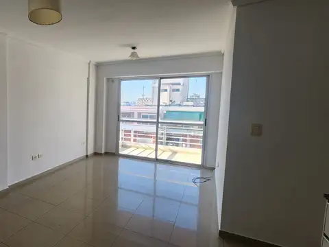 Monoambiente al frente con balcón